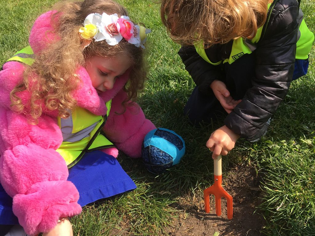 children digging grass